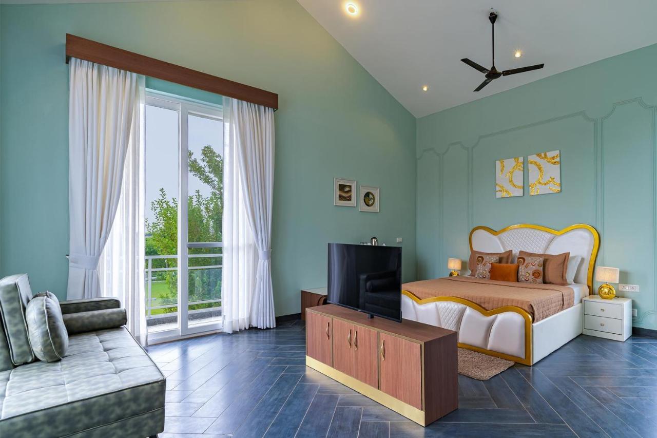 Stayvista At Serenity Farms With Pool, Lawn, Bonfire & Bbq Sohna Exteriör bild