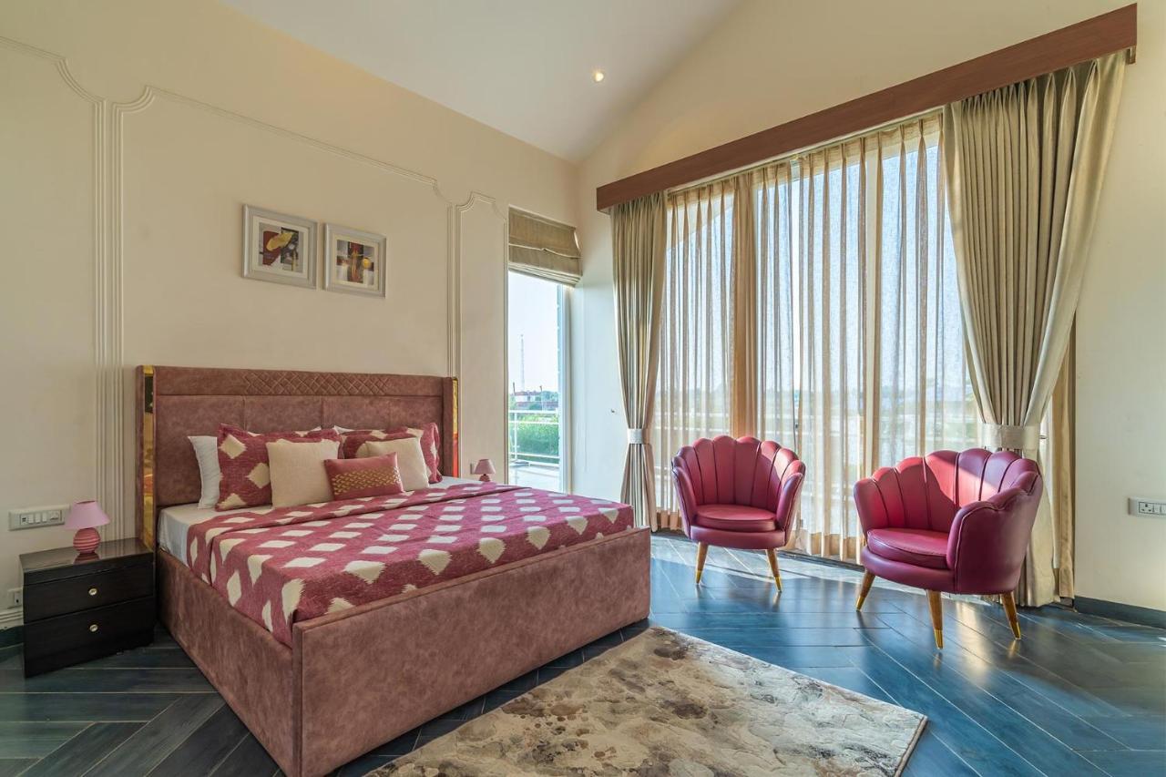Stayvista At Serenity Farms With Pool, Lawn, Bonfire & Bbq Sohna Exteriör bild