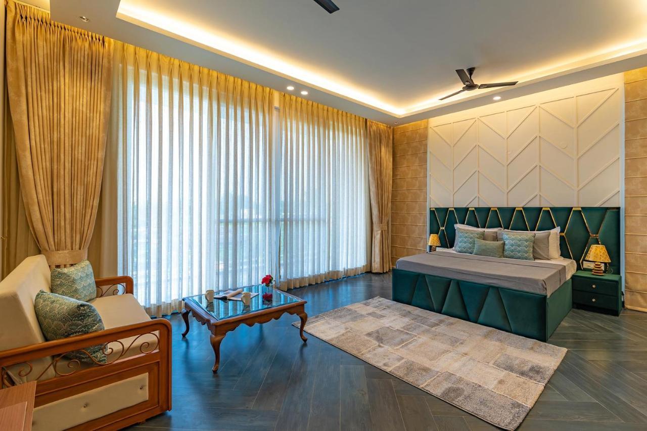 Stayvista At Serenity Farms With Pool, Lawn, Bonfire & Bbq Sohna Exteriör bild