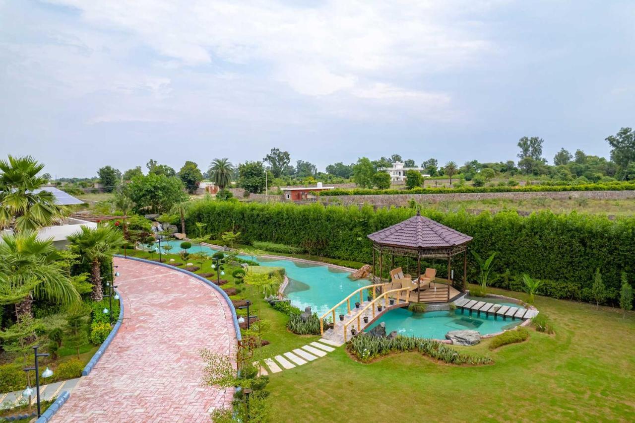 Stayvista At Serenity Farms With Pool, Lawn, Bonfire & Bbq Sohna Exteriör bild
