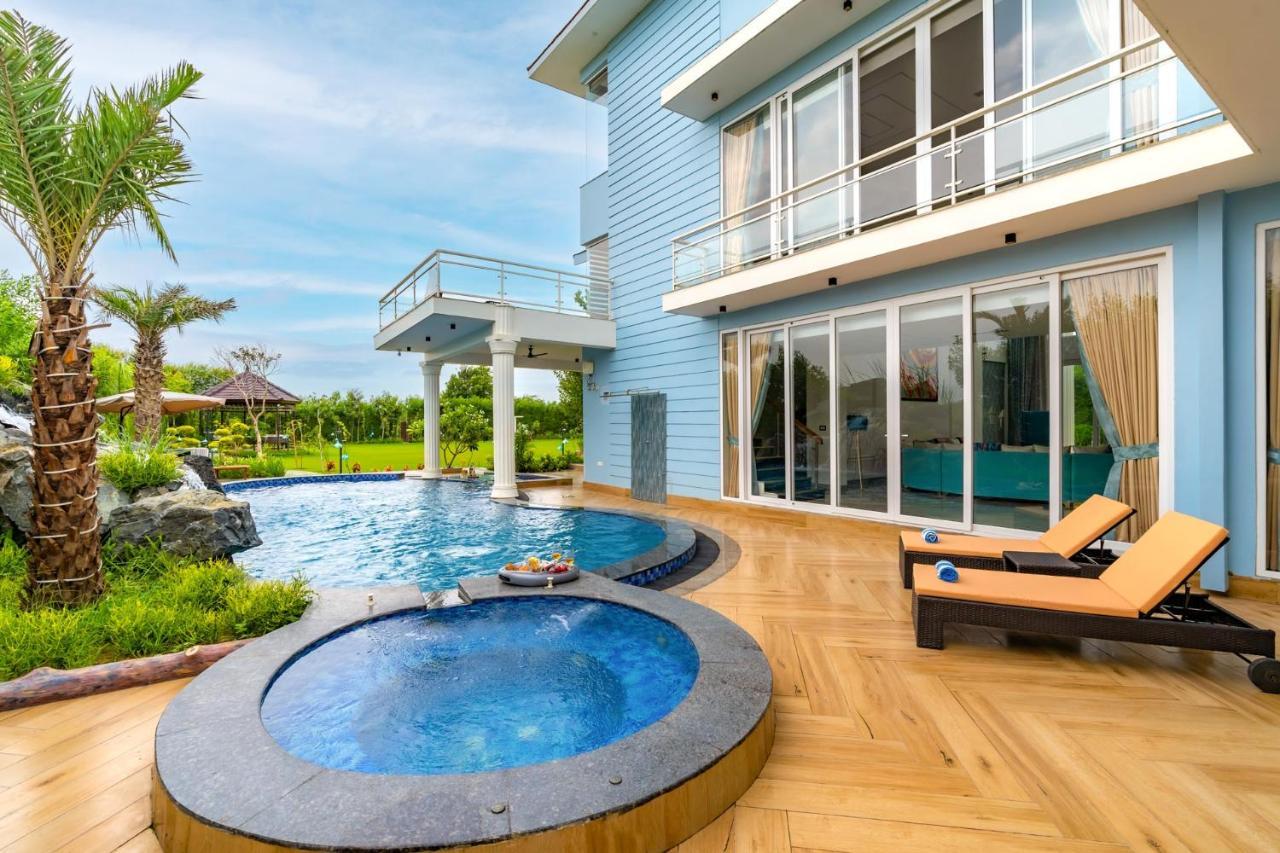 Stayvista At Serenity Farms With Pool, Lawn, Bonfire & Bbq Sohna Exteriör bild