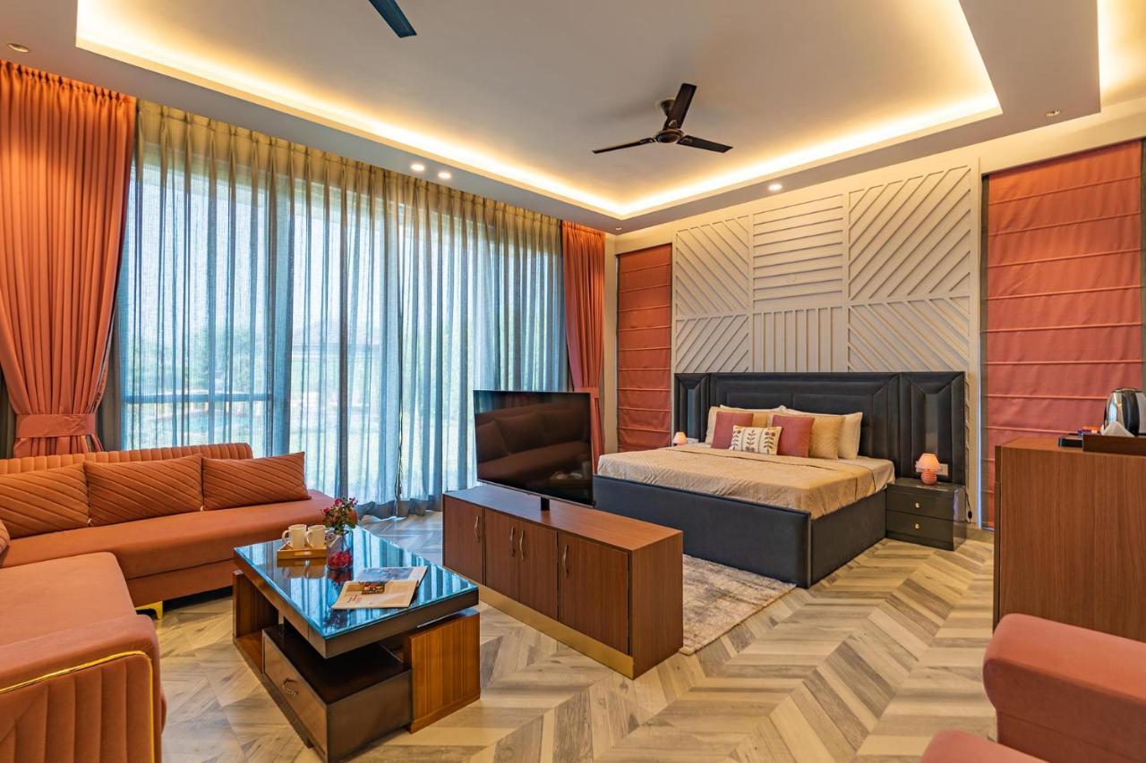 Stayvista At Serenity Farms With Pool, Lawn, Bonfire & Bbq Sohna Exteriör bild