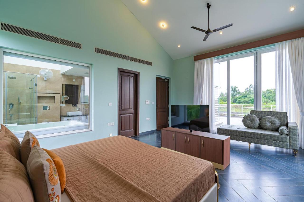 Stayvista At Serenity Farms With Pool, Lawn, Bonfire & Bbq Sohna Exteriör bild